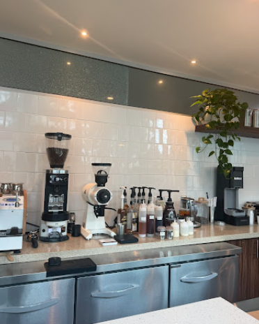 Barra de café con molinos y sifones