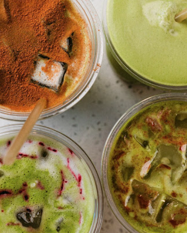 Bebidas frías de matcha desde arriba