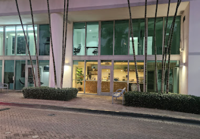 Exterior de Chapola Café al atardecer
