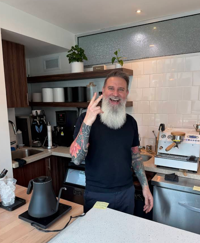 Nuestro barista detrás de la barra